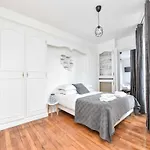 Cozy Apartment- 2Br 6P - Voltaire