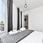 Cozy Apartment- 2Br 6P - Voltaire