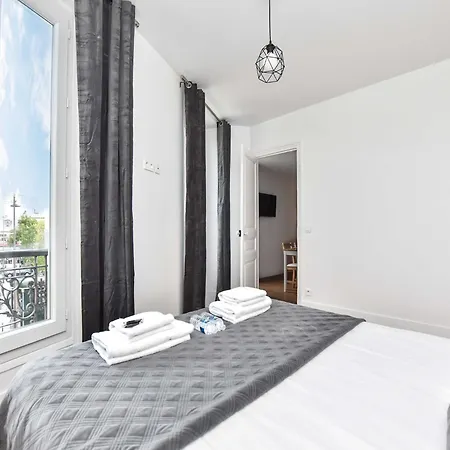 Cozy Apartment- 2br 6p - Voltaire Apartment